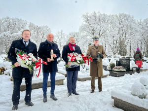 Uroczystość złożenia kwiatów na grobie Powsta